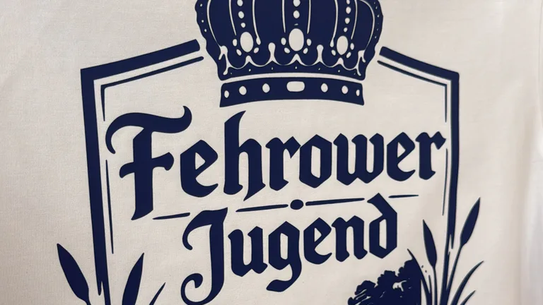 Einfarbiger Textildruck für die Fehrower Jugend